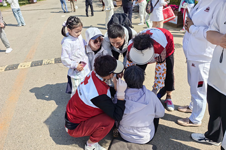 学党纪，志愿服务不停歇--百名志愿者助力“五一”旅游安全有序  (3).jpg