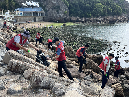 中山区老虎滩街道在渔人码头景区开展旅游景区岸线滩涂卫生清理整治_proc.jpg