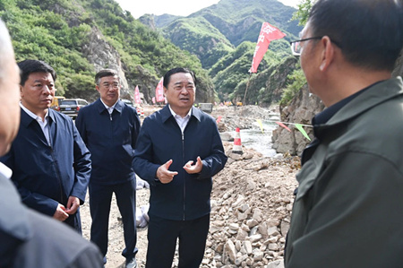 郝鹏在葫芦岛调研指导灾后重建工作并看望慰问受灾群众