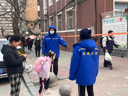 海军广场街道“海之翼”护学岗志愿服务队常态开展爱心护学活动.jpg